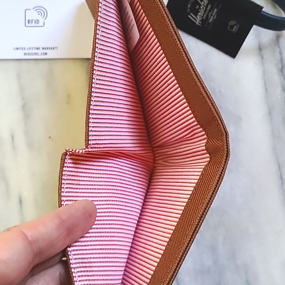 Herschel Supply Co. Roy Wallet  w/ RFID technology - Picture 4 of 10